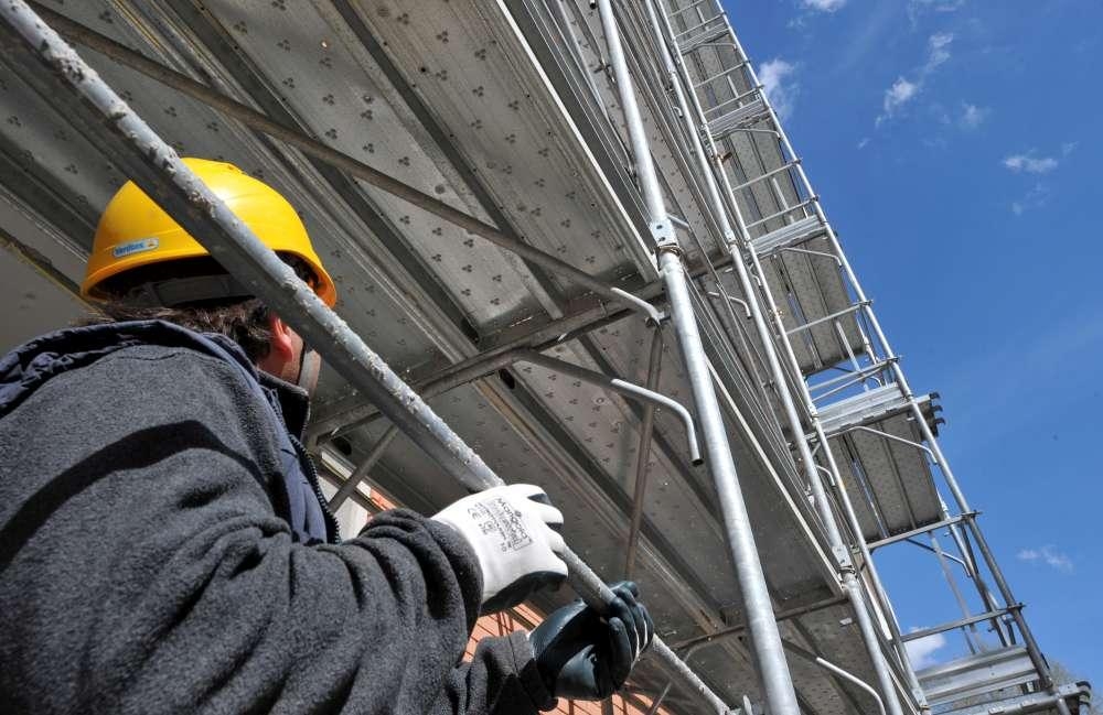 Edilizia. Produzione piatta e costi in discesa