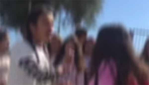 Umiliata e picchiata fuori dalla scuola. Il video choc