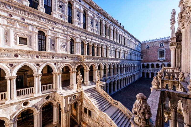 In sacco pelo e pigiama nel museo, prima notte a Palazzo Ducale
