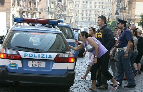 Chiedeva il pizzo agli extracomunitari, arrestato commerciante