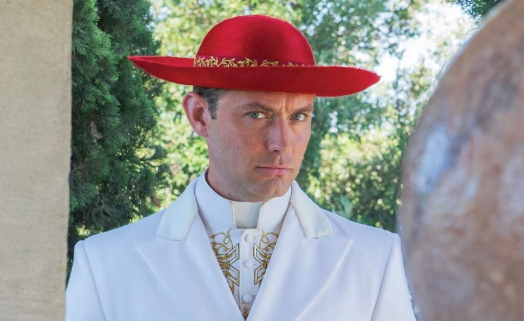 L’intervista. Jude Law: “So perché i Papi giungono le mani”