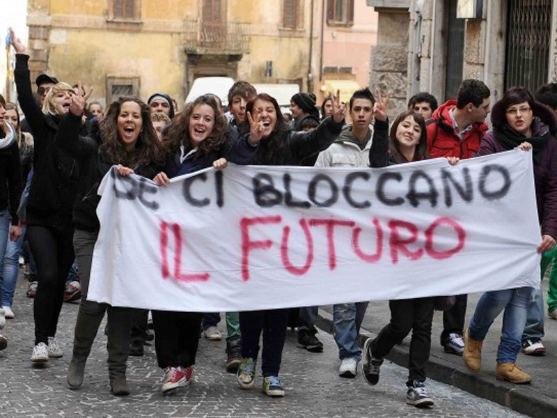 Scuola. Migliaia di studenti in piazza contro il governo