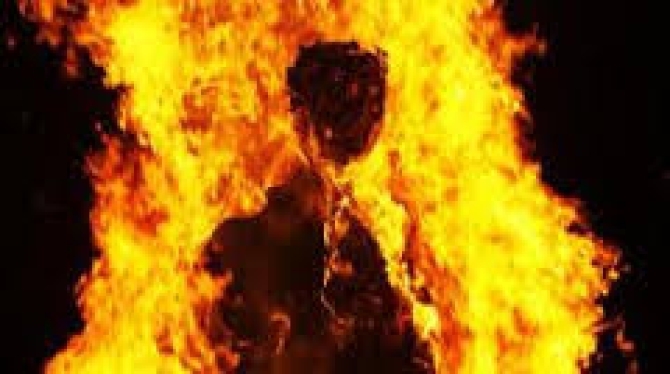 Femminicidio. Litiga con la moglie e la uccide bruciandola viva