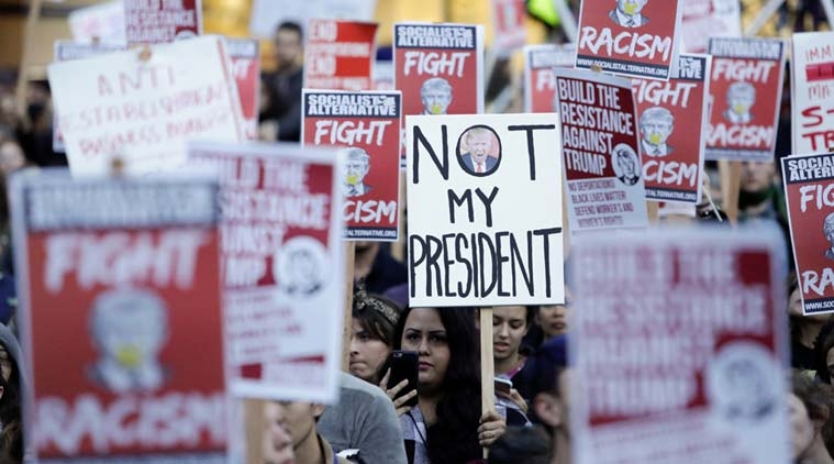 ‘Donald Trump go away’. Continua la rabbia