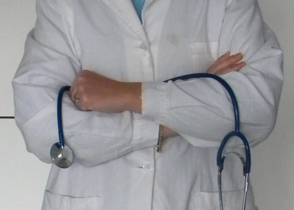 Come uccidere la Sanità. Facendo fuggire i medici all’estero