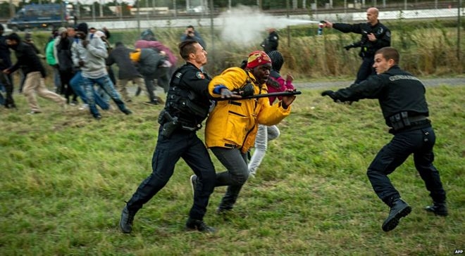 Calais. Esseri umani trattati come merce avariata