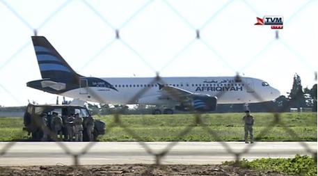 Aereo dirottato a Malta, sequestratori con bomba e due pistole
