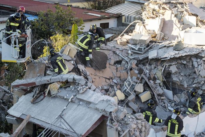 Crolla palazzina a Roma: si scava per trovare madre e figlia