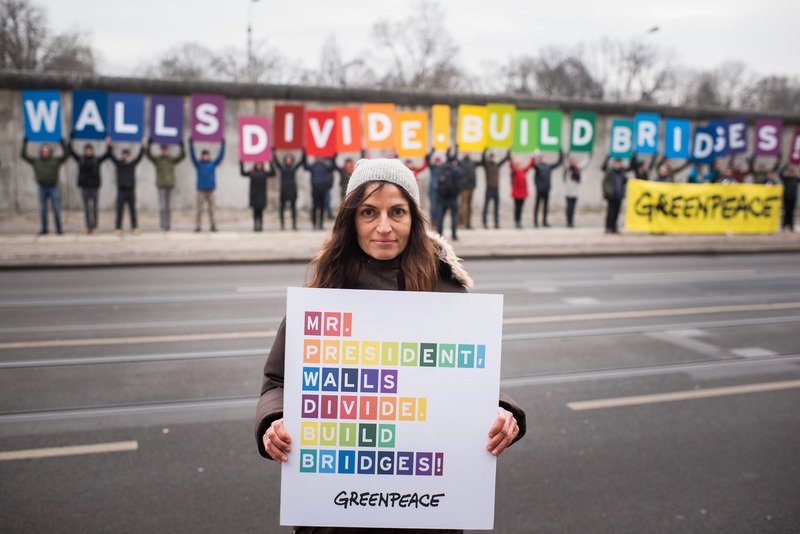 “Bridges not wall”. Greenpeace manifesta in tutto il mondo
