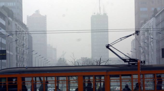 Smog a MIlano, siccità al Nord, neve e nubifragi al Sud