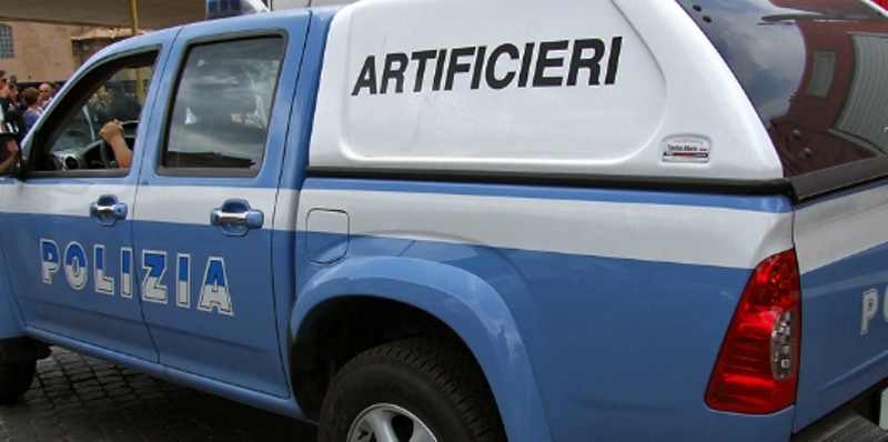 Bomba a Firenze, poliziotto perde mano e occhio