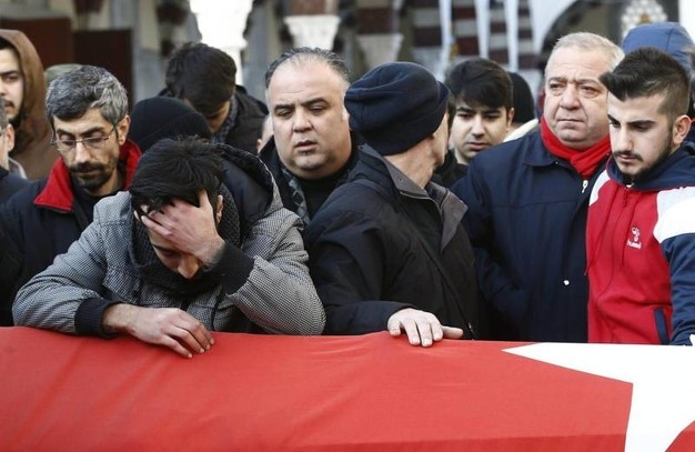 Istanbul, strage a Capodanno. E’ caccia al killer