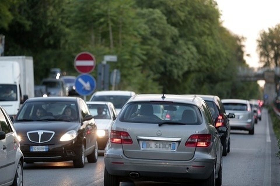 Roma violenta. Pedone pestato da automobilista