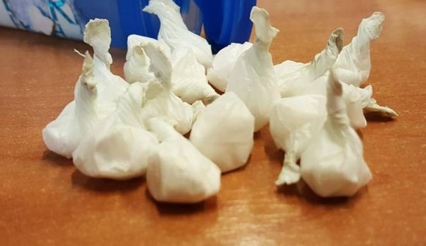 Droga, ingoia 64 involucri cocaina per fuggire ai controlli. Arrestato pusher