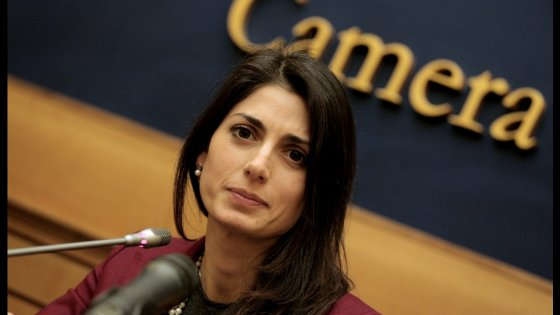 La Raggi non si dimette. A lei basta la fiducia del Movimento