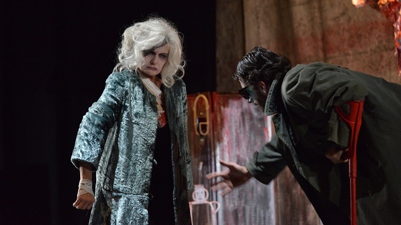 Teatro Palladium. “Il pellicano”,  un mondo in frantumi. Recensione