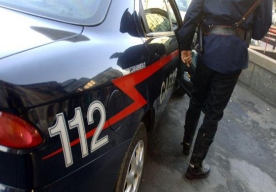 Roma, minaccia moglie e figli con pistola: arrestato