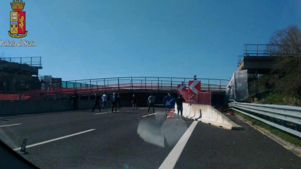 Crolla ponte su A14: feriti sono 2 operai romeni