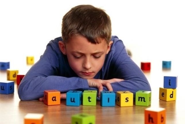 Autismo: 10 strategie educative per coinvolgere il bambino in classe