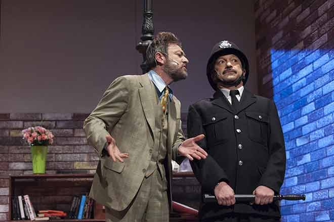 Sala Umberto. “L’ispettore Drake e il delitto perfetto”: risate a cascata. Recensione