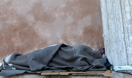 Clochard bruciato vivo, l’assassino confessa