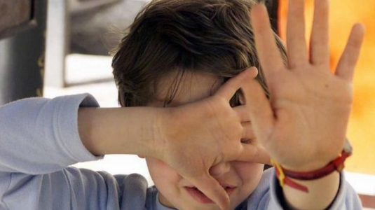 Schiaffi e minacce a bimbi, sospese due maestre