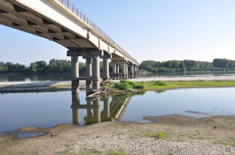 Siccità e incendi. Sul fiume Po è in secca come ad agosto
