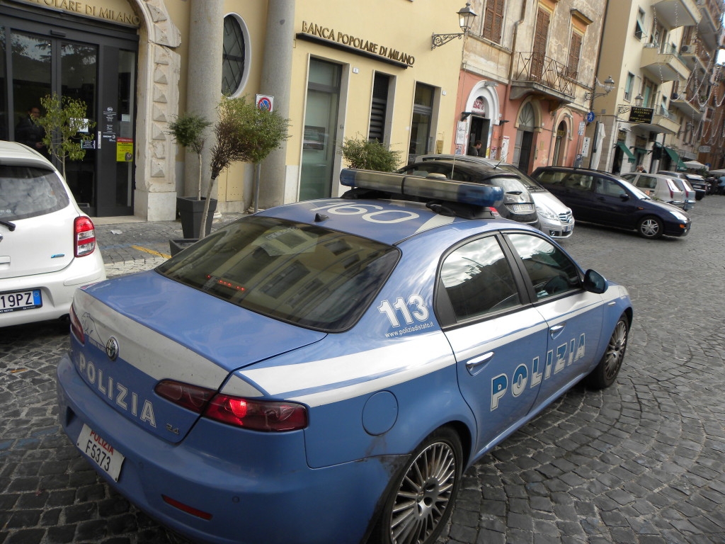 Manda foto di pistola e proiettili alla ex e tenta suicidio. La polizia lo salva