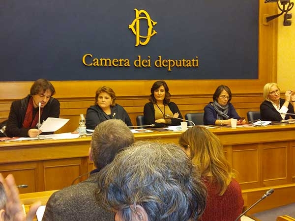 Teatro e istituzioni. Presentata “Una stanza tutta per lei”