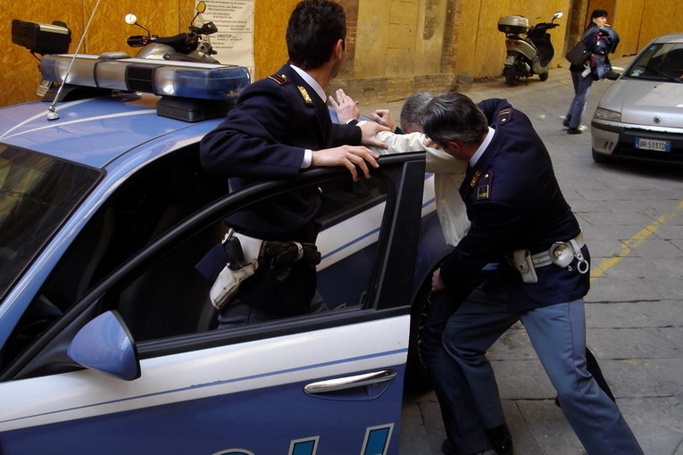 Roma. Molestava e palpeggiava allieve 13enni. Arrestato insegnante di musica