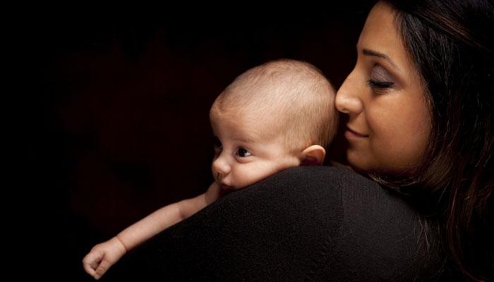 Per fare la mamma ci vuole uno stipendio da 3.045 euro al mese