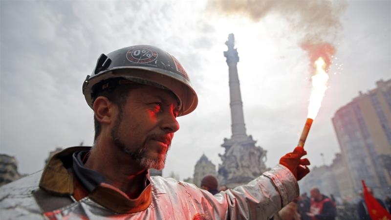 Francia, protesta shock in fabbrica. Operai: Minato sito con bombole gas