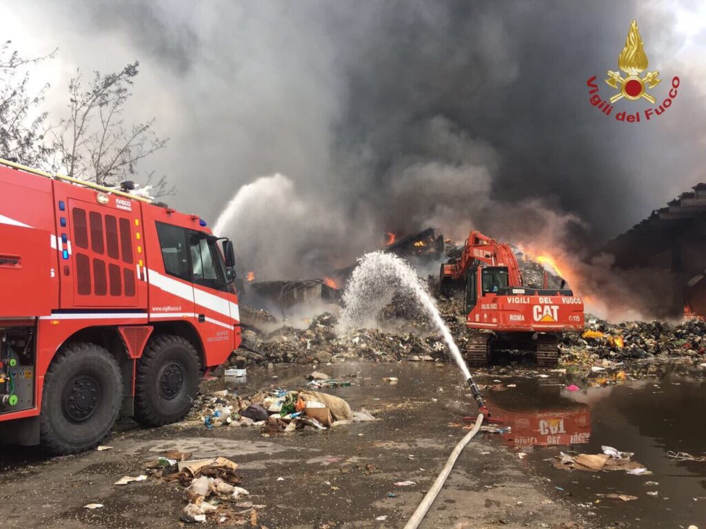 Pomezia: si lavora ancora sull’incendio, la nube nera su Roma