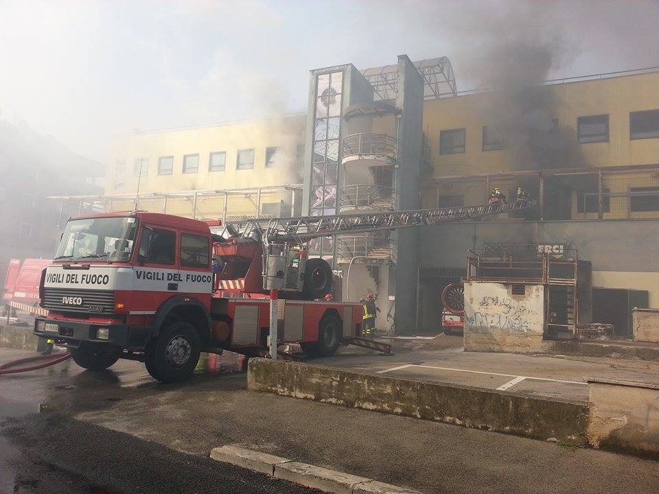 Incendio Pontina, vigili fuoco: spenti focolai di materiali scarto