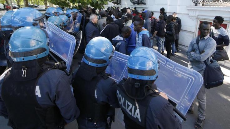 Roma, ambulante senegalese muore durante blitz antiabusivismo