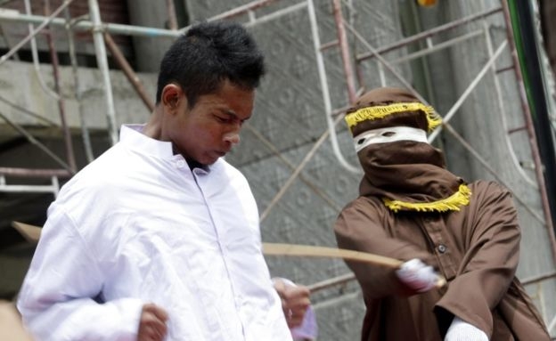 Indonesia, coppia gay rischia fino a 80 frustrate