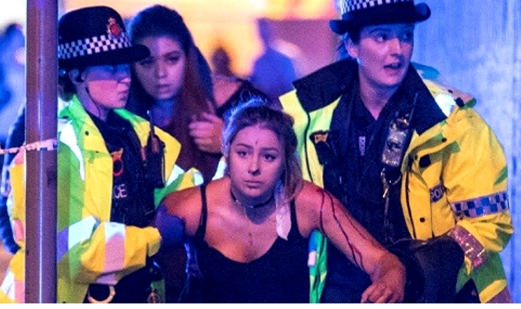Strage a Manchester. Il kamikaze provoca 22 morti, anche bimbi