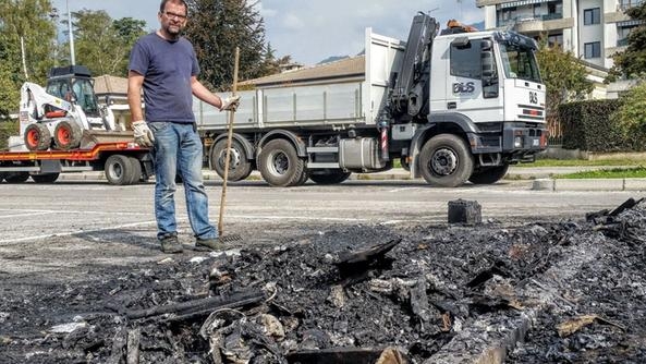 Roma, rogo camper. Si cerca sospetto. Forse una vendetta tra rom