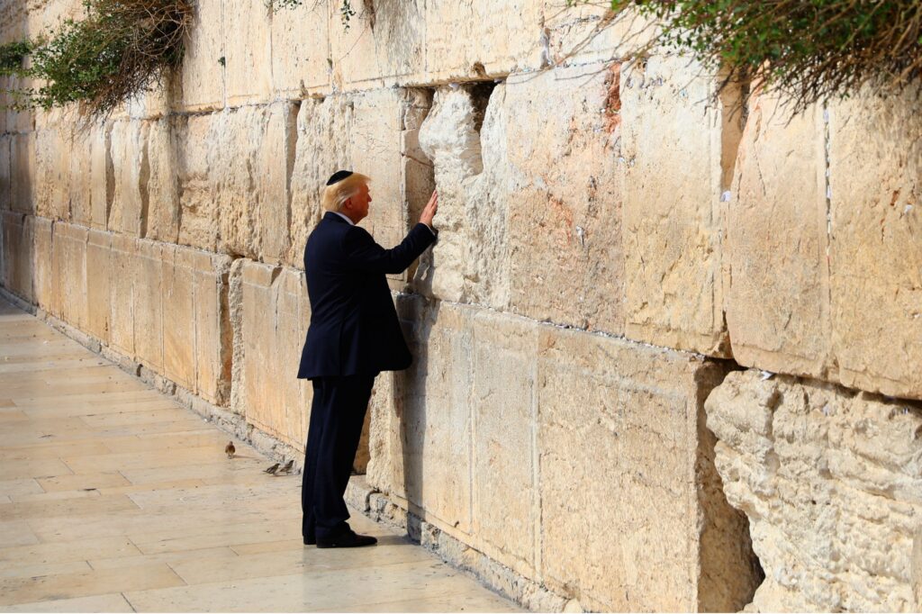 Trump inizia la sua visita in Israele dal Muro del Pianto