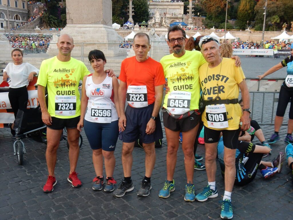 Atleti con disabilità visiva, uniti con un laccetto per fidarsi e affidarsi