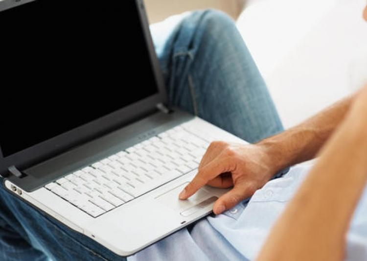 Internet. Bambini sempre più interessati a siti che parlano di droghe