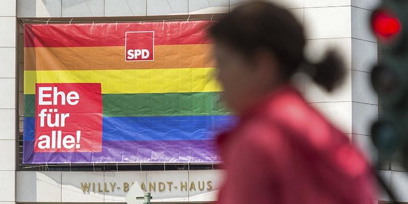 Germania dice sì a nozze gay. Italia ancora Paese arretrato