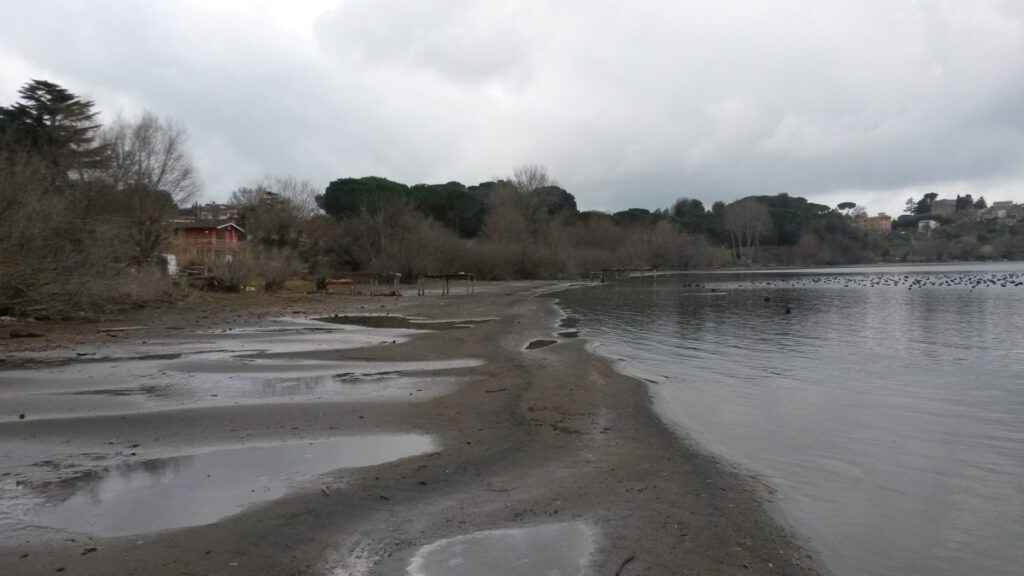 Lago di Bracciano, il Loch Ness di Virginia Raggi
