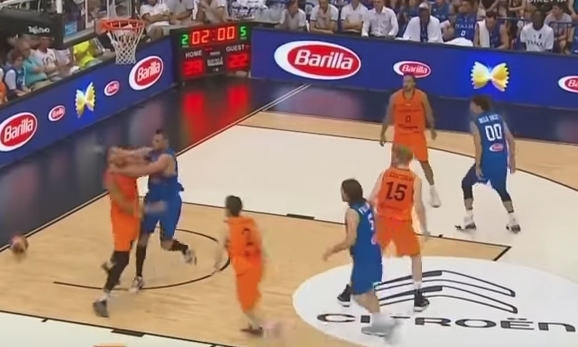Basket. Gallinari, dopo il pugno per lui finiscono gli europei. IL VIDEO