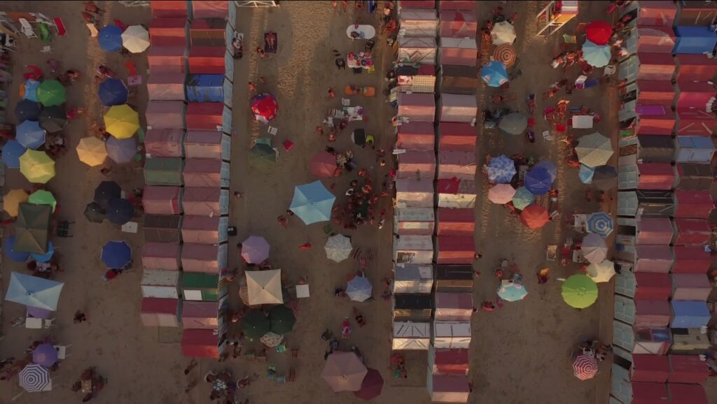Venezia 74.  “Buon inverno” la crisi vista dalla spiaggia di Mondello