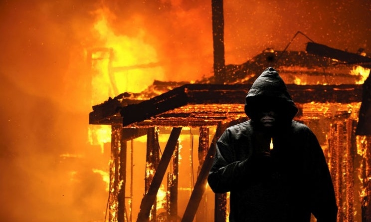 Sorpreso ad appiccare il fuoco in parco del Cilento: arrestato