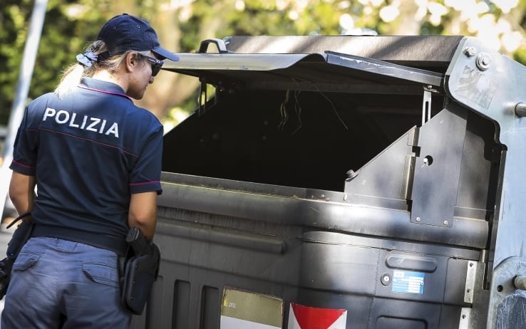 Atroce ritrovamento a Roma: due gambe di donna in un cassonetto