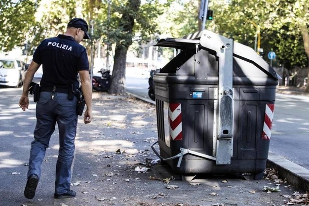 Roma, un fermato per gambe ritrovate in cassonetto. Trovati altri resti