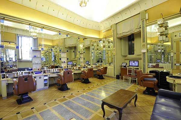 20mila euro annui, il costo annuo complessivo di tutti i barbieri della Camera dei deputati e si potrebbe azzerare
