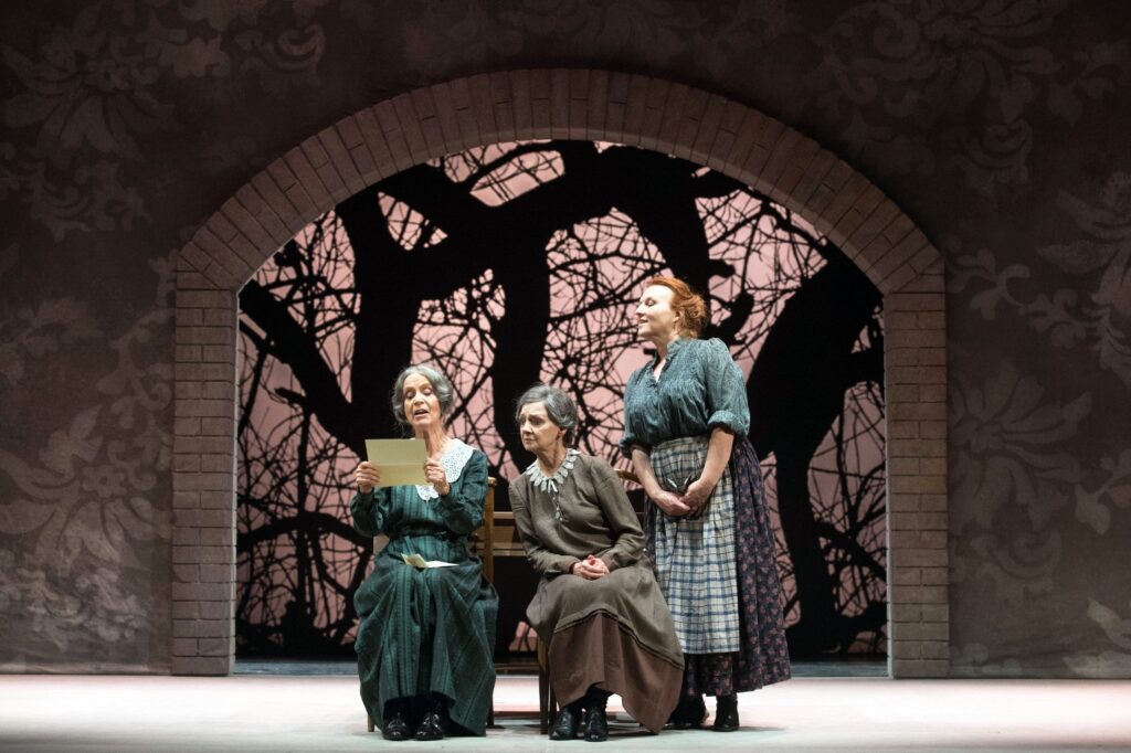 Teatro Quirino. “Sorelle Materassi”, da non mancare. Recensione